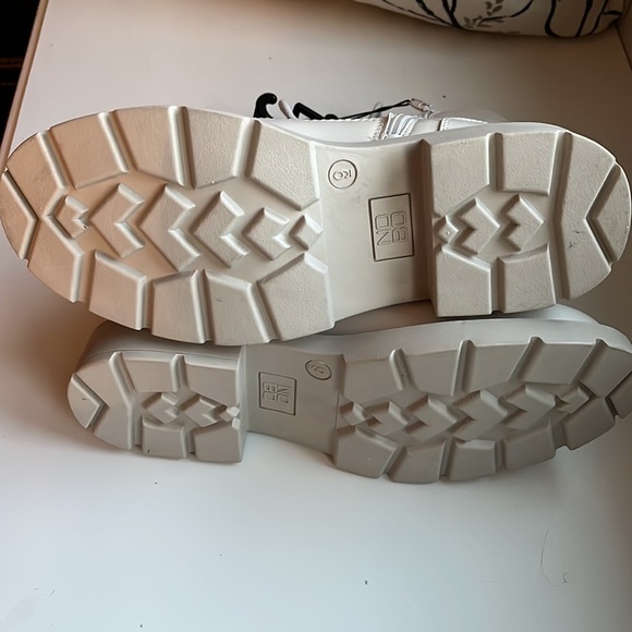 NWT No Boundaries winter white/ivory lug sole boots tie front and zipper sides - Picture 5 of 7